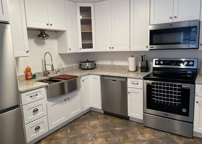 Updated,Spacious, Maritime 3Br Downtown Cottage