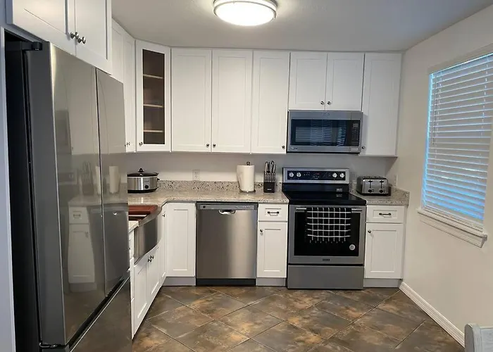 Updated,Spacious, Maritime 3Br Downtown Cottage