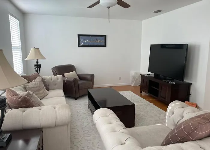 Updated,Spacious, Maritime 3Br Downtown Cottage