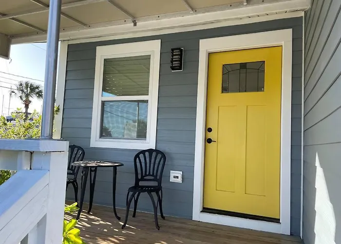 Updated,Spacious, Maritime 3Br Downtown Cottage